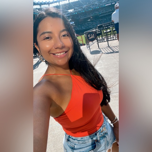 Meet your Posher, Pammy 📸💃🏽🌸🛍 fast 🚢 - Picture 3 of 8